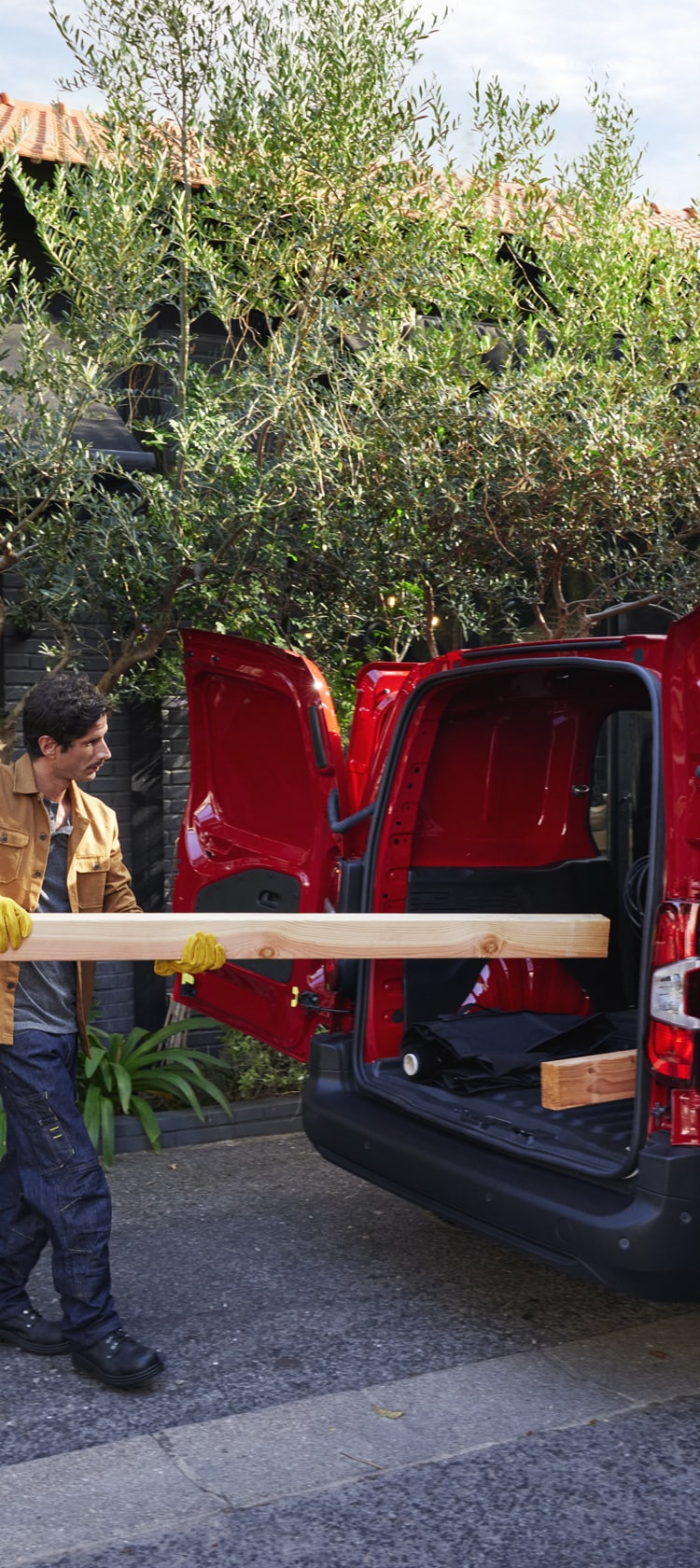 Citroën C3 Rouge avec coucher de soleil et ville en fond