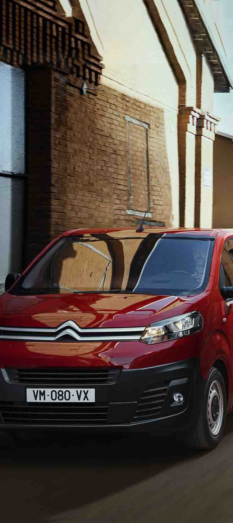 Red ë-C3 and blue ë-C3 drive in town